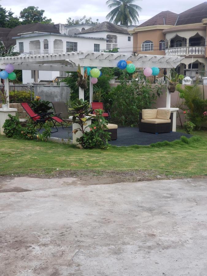 Grace Garden Guesthouse Ocho Rios Esterno foto